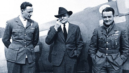Merian C. Cooper (w kapeluszu) i Mirosław Ferić (z lewej) oraz Jan Zumbach (z prawej) w Anglii podczas odwiedzin u 303