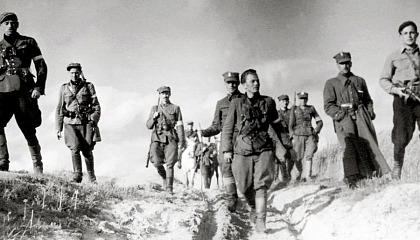 5 Brygada Wileńska Armii Krajowej w marszu. Od lewej: rtm. Zygmunt Szendzielarz - 