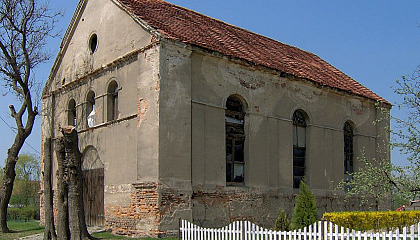 Dawny kościół ewangelicki w Piersnie / fot. muzzy - 2006 - wroclaw.dolny.slask.pl