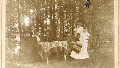 Od lewej: żona leśniczego Telle, mama, panna Telle, tata, leśniczy Telle, Marichen, panienka Hanna Telle.