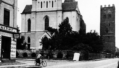 Widok fragmentu ul. Legnickiej z kościołem św. Andrzeja w oddali. Zdjęcie ze zbiorów dr Pawła Dumy datowane na lata 1930-1945