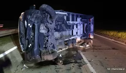 Na wysokości węzła Udanin wywrócił się samochód