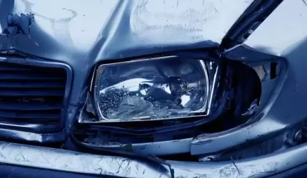 Stracił panowanie nad pojazdem i uderzył w latarnię (raport strażaków)