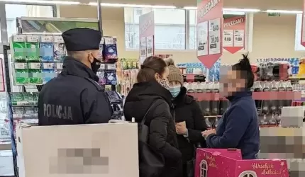 Policjanci kontrolują i przypominają o obostrzeniach