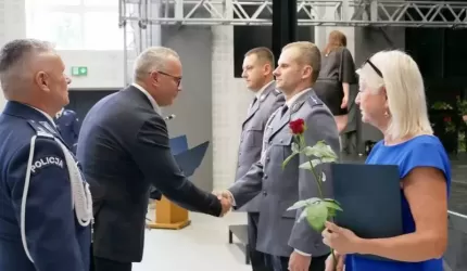 Z okazji Święta Policji Starosta Średzki przyznał i wręczył nagrody