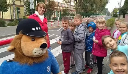 Policjanci i strażnicy o bezpiecznej drodze do szkoły