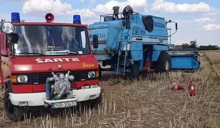 Zapalił się kombajn podczas koszenia przenicy