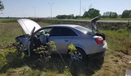 Samochód uderzył w barierki i wpadł do rowu