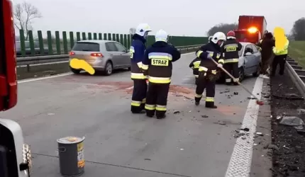 Najpierw uderzył w bariery, po chwili w ciężarówkę...