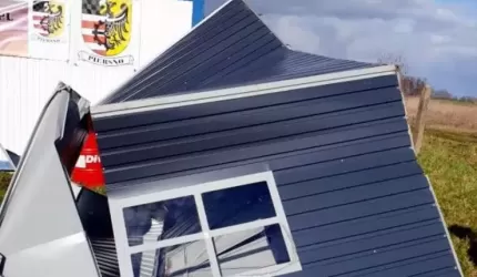 Wiatr zniszczył szatnię i wiatę na boisku. Skąd wziąć pieniądze na naprawę?