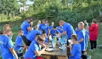 Wójt gminy Udanin z wizytą u młodych piłkarzy