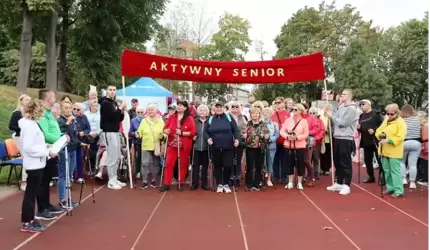 Młodsi i starsi na Marszu Aktywnego Seniora