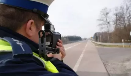 Jechał blisko 130 km/h w terenie zabudowanym. Stracił prawo jazdy
