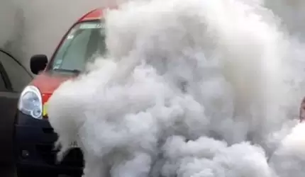 Feralny zjazd z autostrady, pożar auta... - raport strażaków