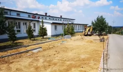 Trwa budowa parkingu przy szkole w Pisarzowicach