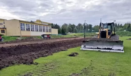 Trwają prace przy usuwaniu humusu z płyty boiska w Miękini