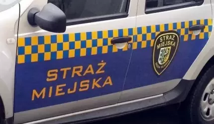 Starszy pan pił alkohol w wiacie przystankowej