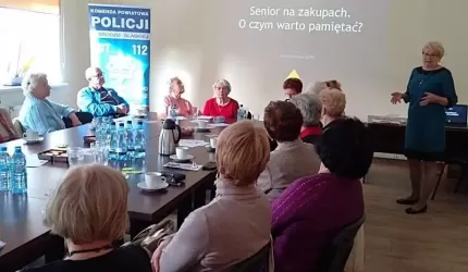 Spotkanie z seniorami z udziałem średzkich policjantów