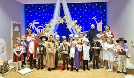 Dzielnicowy z przedświąteczną wizytą u malczyckich przedszkolaków