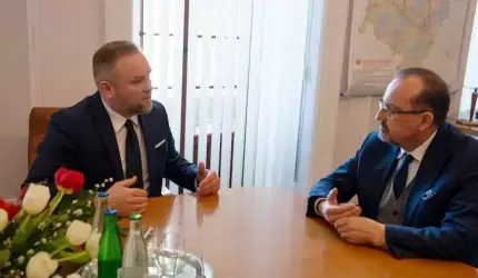 Problemy stanu bazy edukacyjnej i wykluczenia komunikacyjnego tematem spotkania z wojewodą