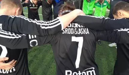 Polonia rozbija AKS Strzegom!