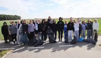 Wójt Gminy Udanin z uczniami podczas Dnia Ziemniaka i Sprzątania Świata