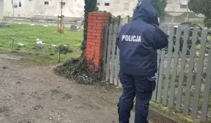 Policjanci sprawdzają osoby na kwarantannie oraz przestrzeganie obostrzeń