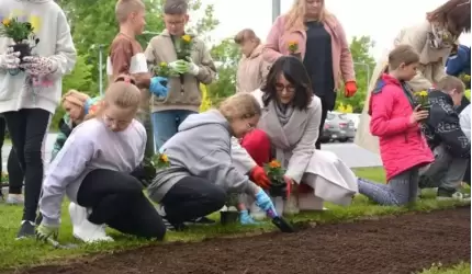 Współpraca, kwiaty i sztuka – wyjątkowa akcja w SP nr 1