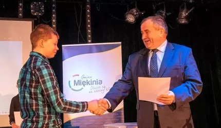 Najzdolniejsi otrzymają stypendia. Burmistrz Miękini wręczył im listy gratulacyjne
