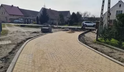 W Chomiąży powstaje nowy chodnik i ciąg pieszo-jezdny za kościołem