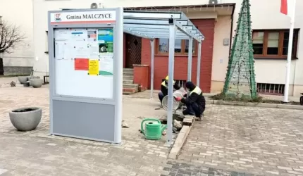 Przy Urzędzie Gminy Malczyce trwa montaż wiaty rowerowej