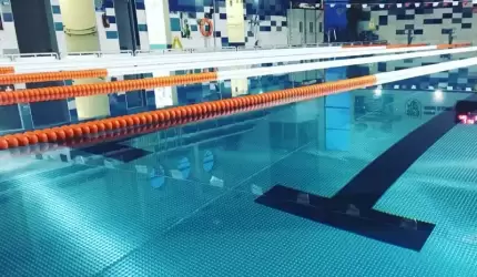 Informacja o godzinach otwarcia średzkiego basenu