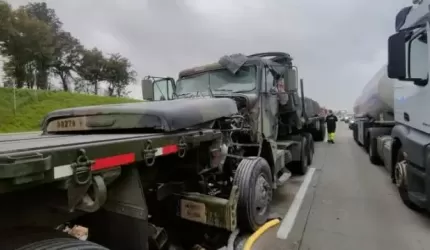 Kolizja na autostradzie z udziałem pojazdów wojsk amerykańskich