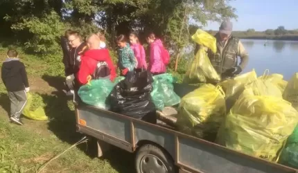 Uczniowie z Pisarzowic, wspólnie z wędkarzami sprzątali świat!