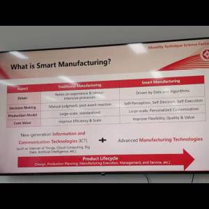 Comparison of traditional vs. smart manufacturing, highlighting drivers, decision-making, production models, and core values.