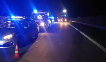Wypadek na autostradzie. Poszkodowane dwie osoby