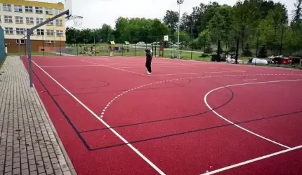 Szkolne boisko w Miękini, jak nowe
