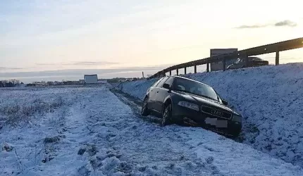 Jazdę  "po pijaku" zakończył w przydrożnym rowie