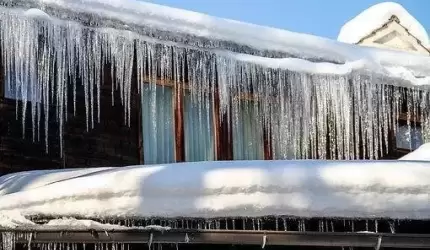 Sopel lodu uszkodził zaparkowany samochód