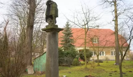 Zapomniana kolumna bez głowy w Środzie Śląskiej