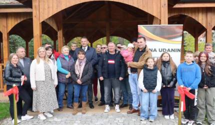 Uroczyste otwarcie odnowionej wiaty w Ujeździe Dolnym