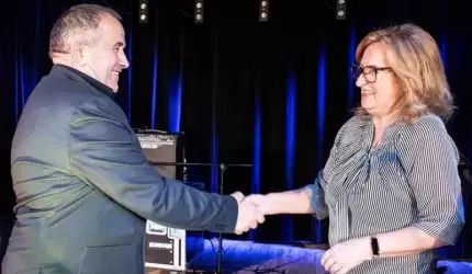 Mieszkańcom gminy Miękinia uroczyście wręczono Karty Seniora i Dużej Rodziny