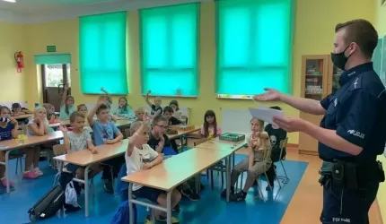 Dzielnicowy spotkał się z uczestnikami półkolonii w Pisarzowicach