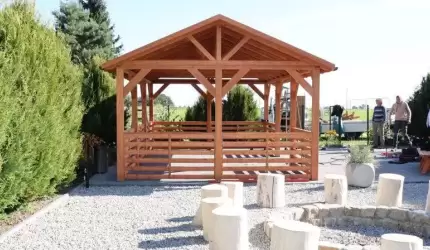 Nowa altana w Karnicach – miejsce spotkań i odpoczynku już gotowe