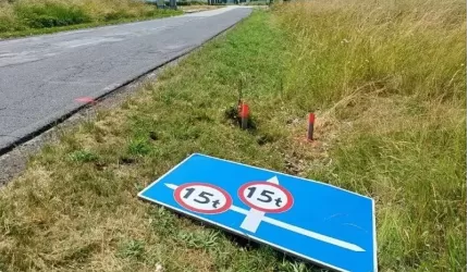 Wandale nie odpuszczają! Tym razem szlifierką wycięli znaki drogowe