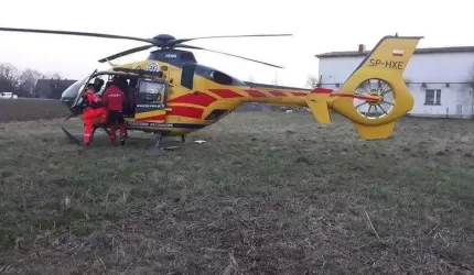 Wypadek. Mężczyzna przygnieciony przez samochód