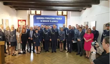 106 lat Polskiej Policji – średzcy mundurowi z dumą przyjęli nominacje i wyróżnienia