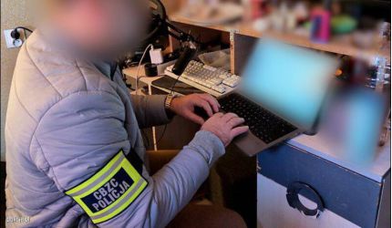 Sprzedawali fałszywą aplikację mObywatel – zostali zatrzymani przez policjantów CBZC