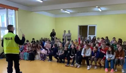 Bezpieczeństwo w trakcie ferii zimowych. Dzielnicowy z posterunku policji w Miękini spotkał się z uczniami