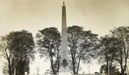 Pomnik w Lutyni krótko przed odsłonięciem (ciekawostka historyczna)